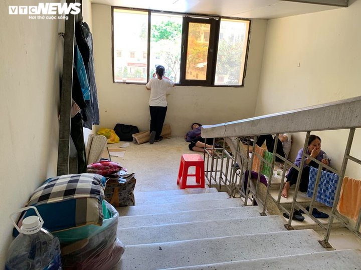 Người nhà bệnh nhân ăn cơm dưới chân tòa nhà, ngủ ở gốc cây trốn nắng nóng - 4