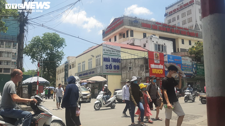 Người nhà bệnh nhân ăn cơm dưới chân tòa nhà, ngủ ở gốc cây trốn nắng nóng - 2