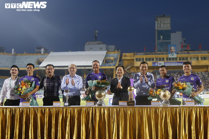 Bầu Hiển cười rạng rỡ vinh danh 4 Quả Bóng Vàng, ôm Quang Hải dặn dò - 2