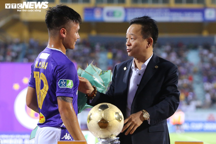 Bầu Hiển cười rạng rỡ vinh danh 4 Quả Bóng Vàng, ôm Quang Hải dặn dò - 6