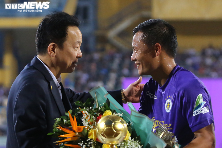 Bầu Hiển cười rạng rỡ vinh danh 4 Quả Bóng Vàng, ôm Quang Hải dặn dò - 3