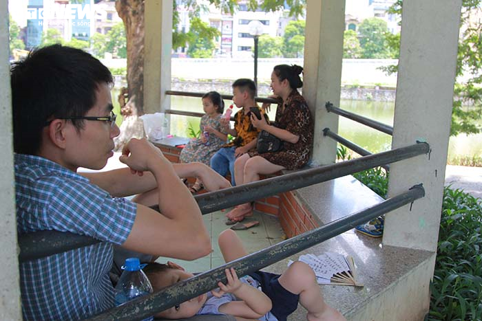 Công viên vắng như chùa Bà Đanh, trẻ nhỏ mệt lử trong ngày Tết Thiếu nhi oi nóng - 11