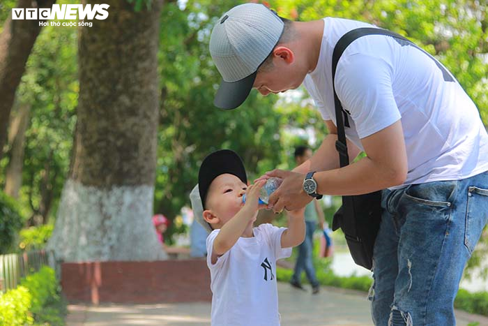 Công viên vắng như chùa Bà Đanh, trẻ nhỏ mệt lử trong ngày Tết Thiếu nhi oi nóng - 12