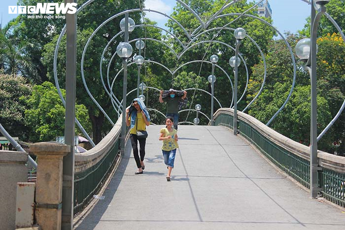 Công viên vắng như chùa Bà Đanh, trẻ nhỏ mệt lử trong ngày Tết Thiếu nhi oi nóng - 7