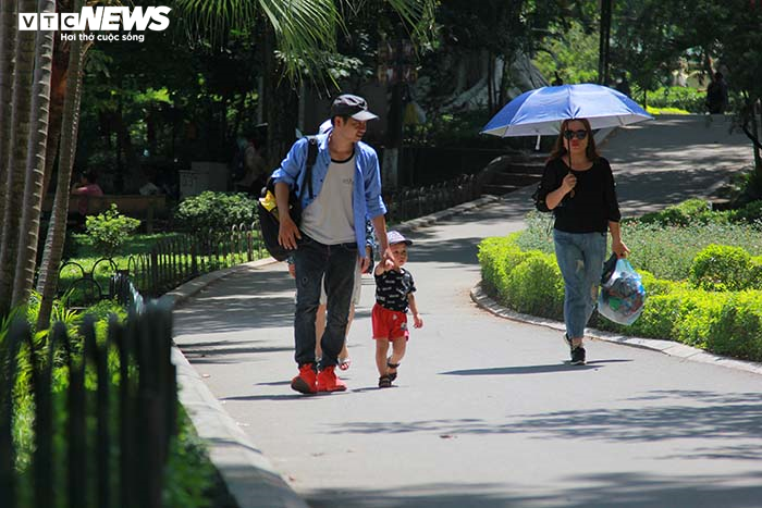 Công viên vắng như chùa Bà Đanh, trẻ nhỏ mệt lử trong ngày Tết Thiếu nhi oi nóng - 2