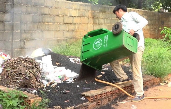 Bọ đen dày đặc ở trường học gây mùi hôi khó chịu, học sinh bị dị ứng - 2