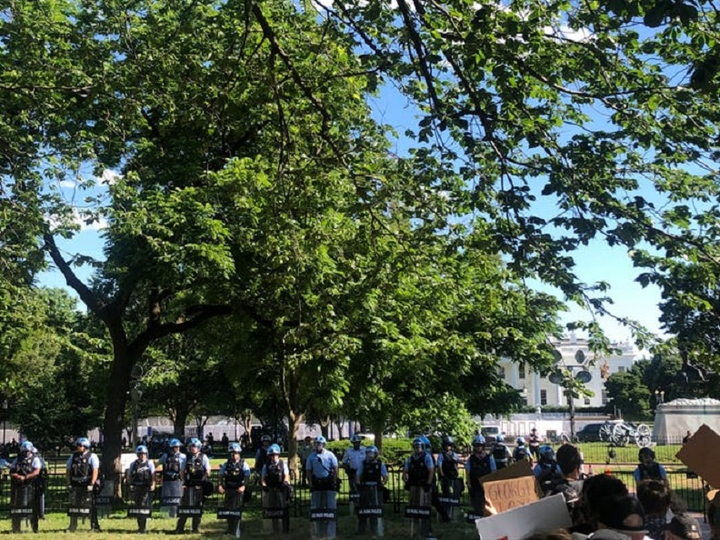 Video: Cảnh sát bắn đạn cao su, xịt hơi cay giải tán biểu tình gần Nhà Trắng - 5