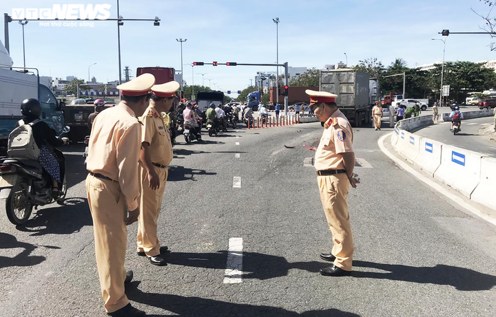 Bé trai 6 tuổi thiệt mạng, mẹ nguy kịch sau va chạm với xe container - 2