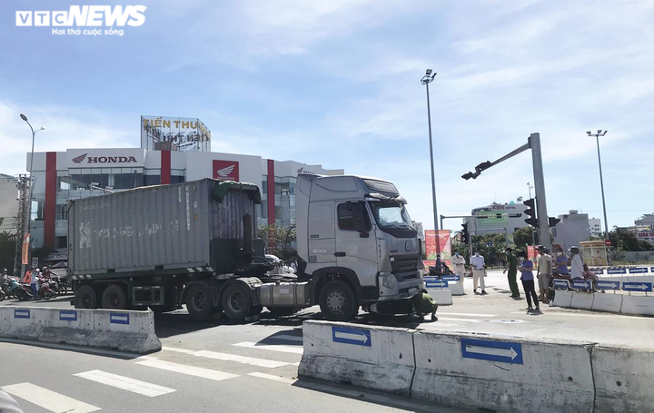 Bé trai 6 tuổi thiệt mạng, mẹ nguy kịch sau va chạm với xe container - 1