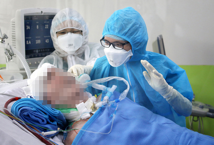 Phi công người Anh mỉm cười, mấp máy môi với y bác sĩ - 1