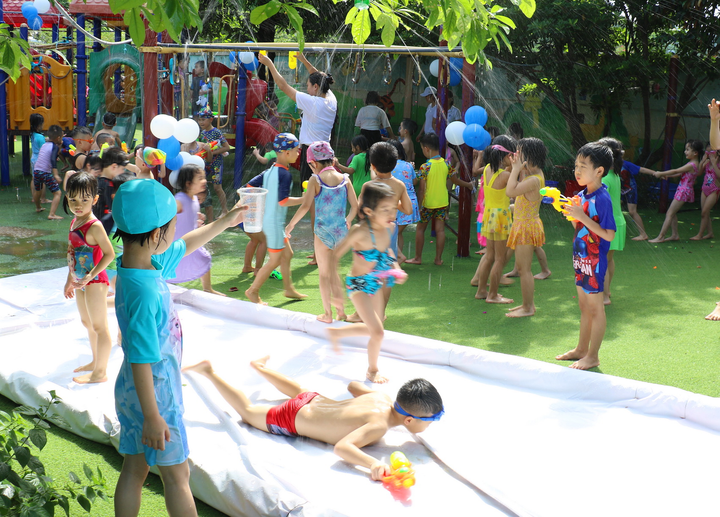 Học sinh cười tít mắt, thoả thích đùa nghịch tại lễ hội té nước - 6