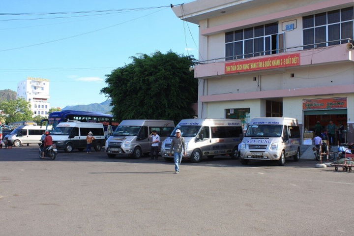 Tranh giành khách ở bến xe Quy Nhơn, phụ xe bị bắn thủng mắt - 1