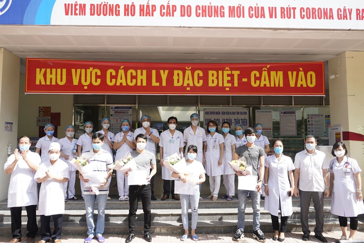 Thêm 4 trường hợp mắc COVID-19 khỏi bệnh, Việt Nam chữa khỏi 301 ca - 1