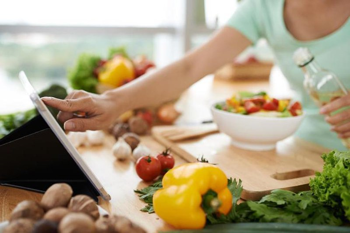 Uống nước ép, ăn chế độ thực dưỡng có chữa được ung thư? - 1