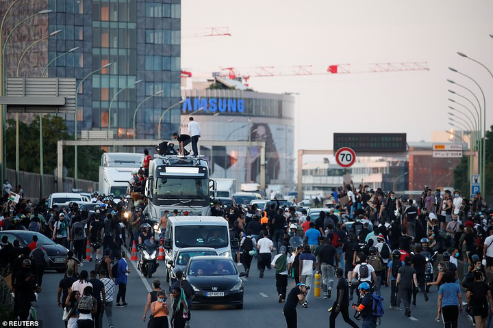 Biểu tình phản đối phân biệt chủng tộc lan tới Pháp, cảnh sát mạnh tay trấn áp - 2