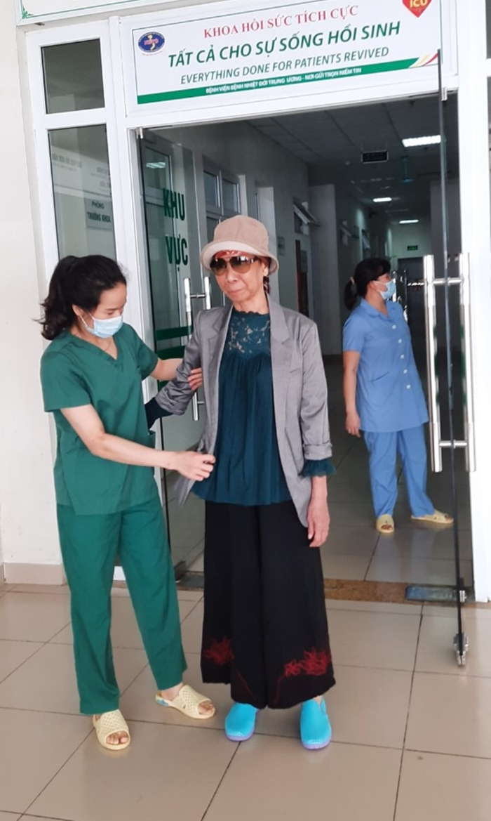 Bệnh nhân 19 tươi cười cảm ơn y bác sĩ khi ra viện - 4