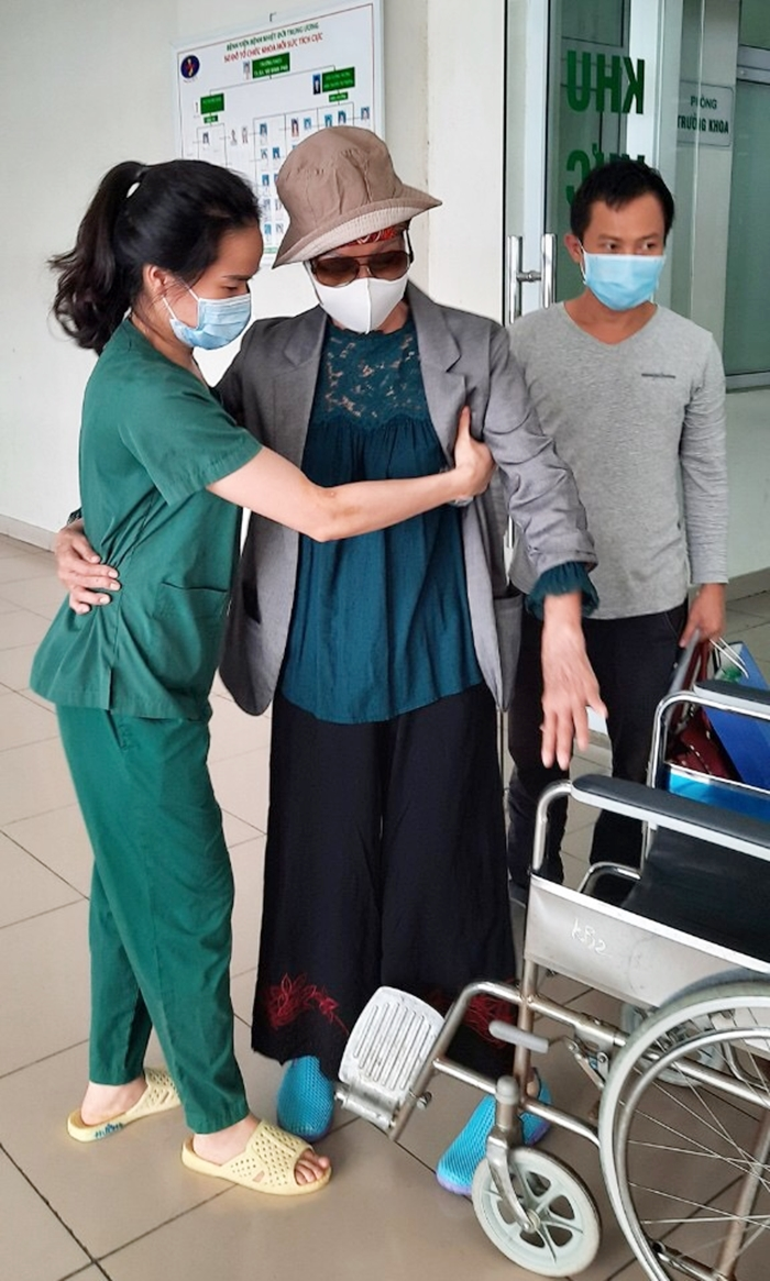 Bệnh nhân 19 tươi cười cảm ơn y bác sĩ khi ra viện - 5