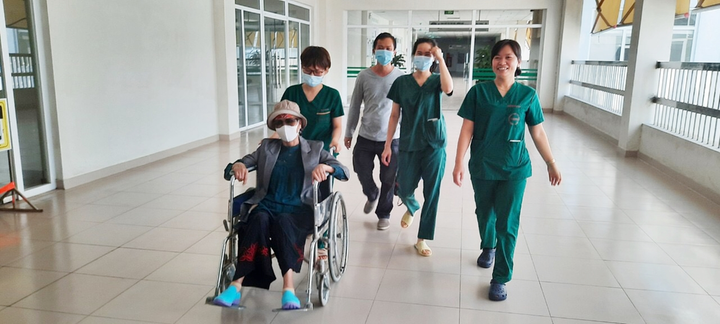 Bệnh nhân 19 tươi cười cảm ơn y bác sĩ khi ra viện - 6