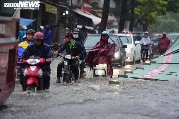 TP.HCM mưa như trút, dòng người sợ hãi vượt 'rốn ngập' về nhà - 1