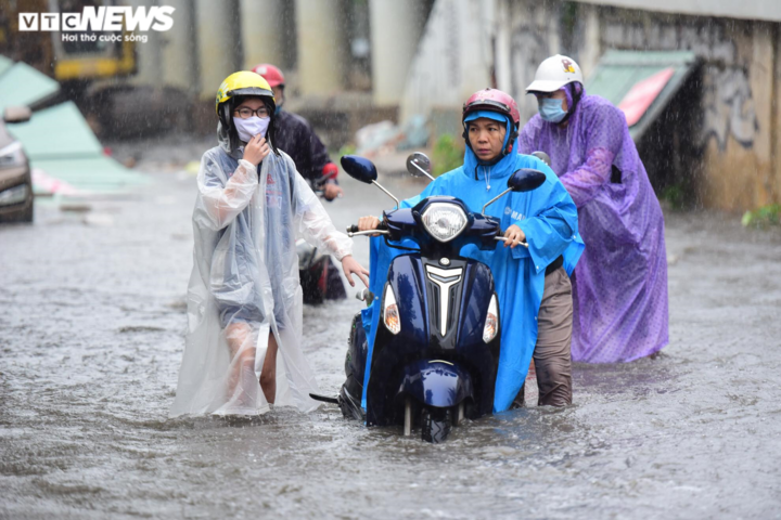 TP.HCM mưa như trút, dòng người sợ hãi vượt 'rốn ngập' về nhà - 9