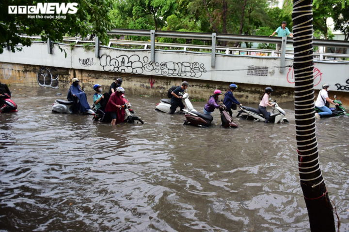 TP.HCM mưa như trút, dòng người sợ hãi vượt 'rốn ngập' về nhà - 7