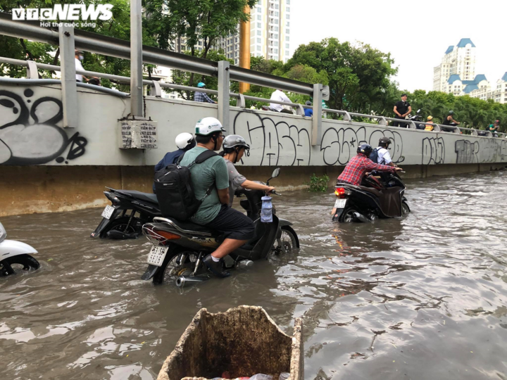 TP.HCM mưa như trút, dòng người sợ hãi vượt 'rốn ngập' về nhà - 5