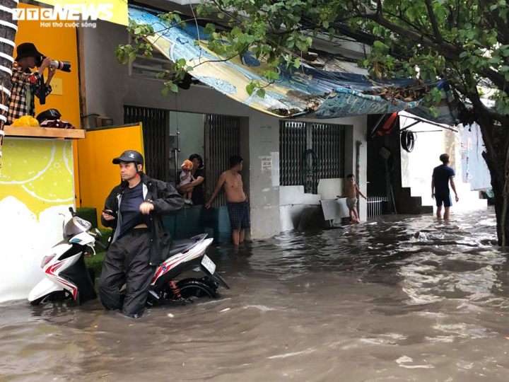 TP.HCM mưa như trút, dòng người sợ hãi vượt 'rốn ngập' về nhà - 8