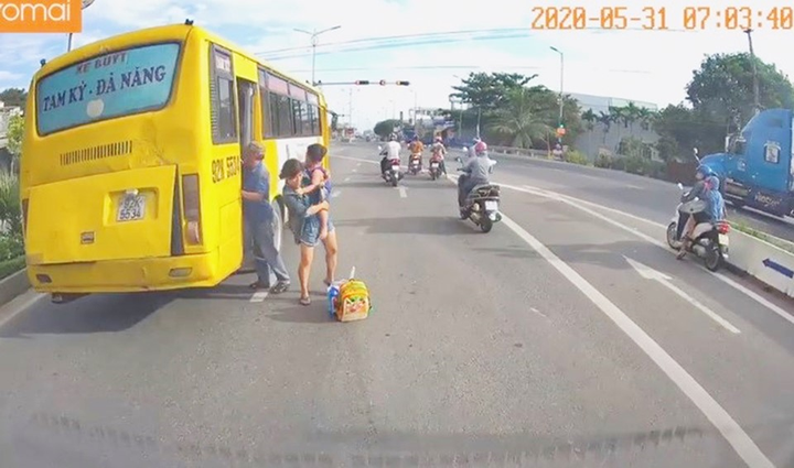 Đình chỉ 10 ngày tài xế xe bus trả khách giữa quốc lộ ở Quảng Nam - 1