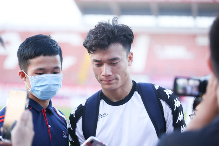 Bùi Tiến Dũng hào hứng 'đá bóng ma', bị CĐV vây kín xin chữ ký - 5