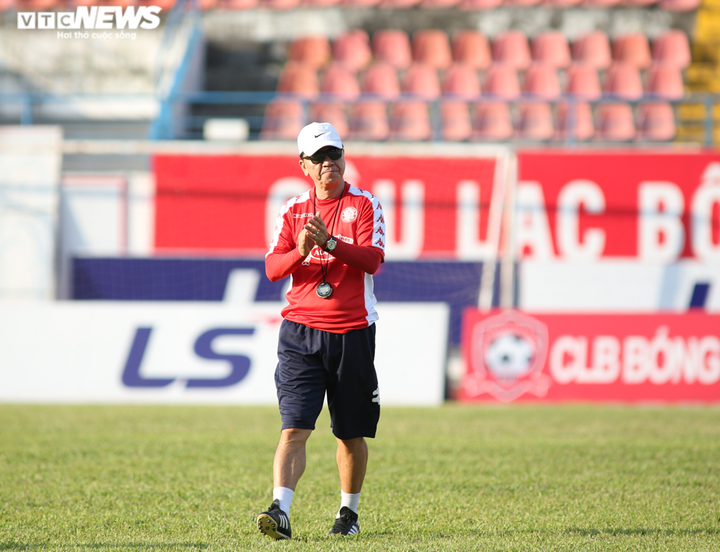 Bùi Tiến Dũng hào hứng 'đá bóng ma', bị CĐV vây kín xin chữ ký - 8