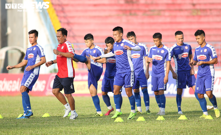 Bùi Tiến Dũng hào hứng 'đá bóng ma', bị CĐV vây kín xin chữ ký - 6