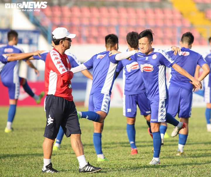 Bùi Tiến Dũng hào hứng 'đá bóng ma', bị CĐV vây kín xin chữ ký - 7