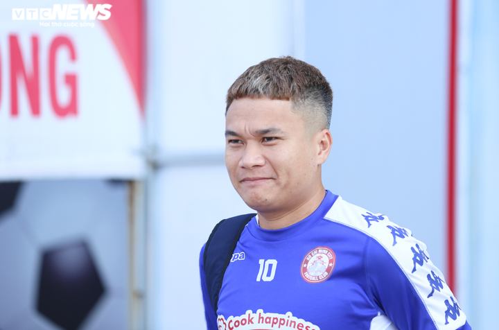 Bùi Tiến Dũng hào hứng 'đá bóng ma', bị CĐV vây kín xin chữ ký - 9