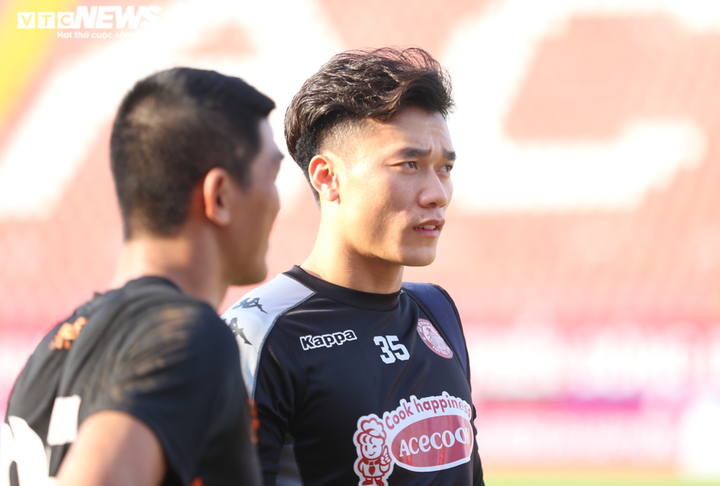 Bùi Tiến Dũng hào hứng 'đá bóng ma', bị CĐV vây kín xin chữ ký - 1