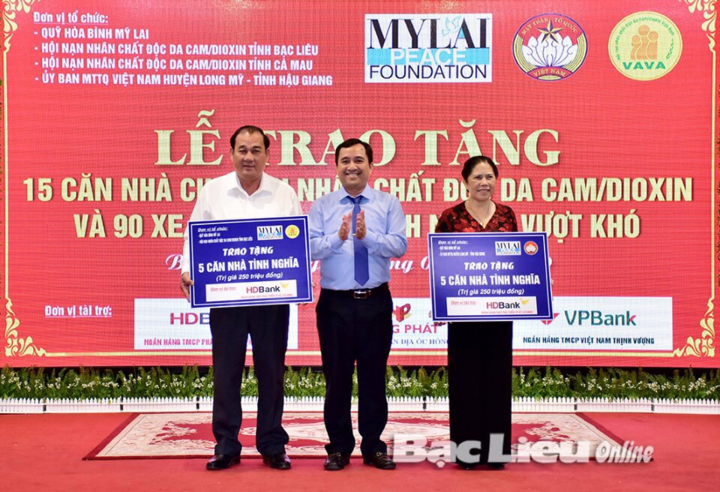 HDBank tặng 10 căn nhà và 200 suất học bổng - 1