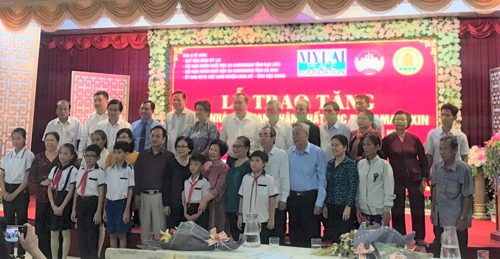 HDBank tặng 10 căn nhà và 200 suất học bổng - 2