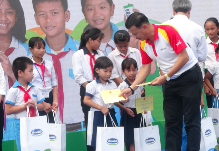 HDBank tặng 10 căn nhà và 200 suất học bổng - 3