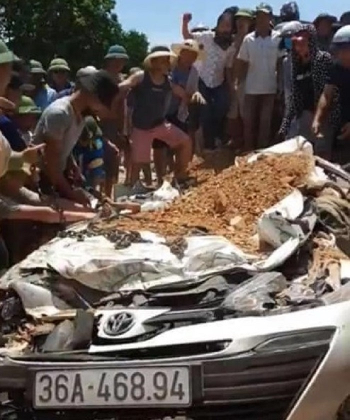 Xe tải chở đất lật trúng xe con, 3 người chết thảm - 1