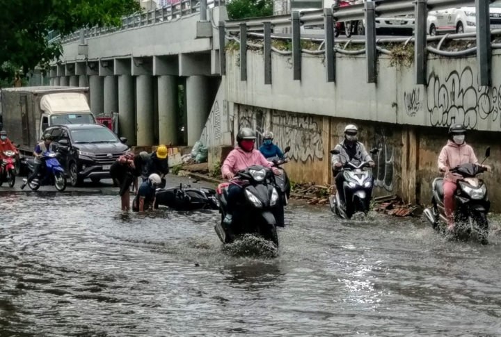 Những nơi cứ mưa là ngập ở TP.HCM - 2