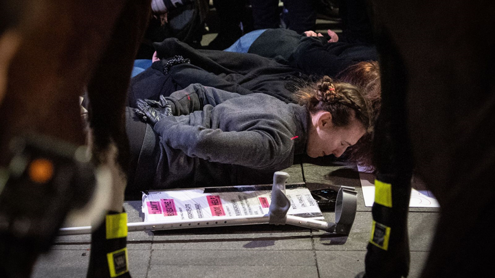 Hàng chục nghìn người Mỹ nằm biểu tình trên cầu tưởng niệm George Floyd - 7