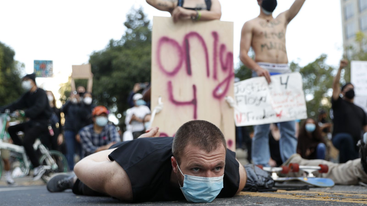 Hàng chục nghìn người Mỹ nằm biểu tình trên cầu tưởng niệm George Floyd - 8