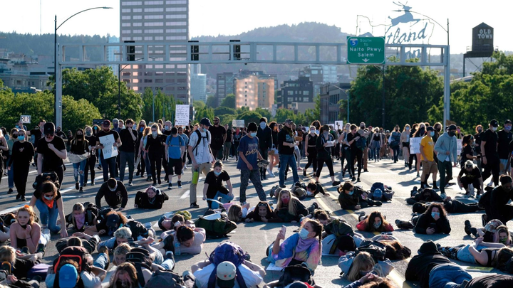 Hàng chục nghìn người Mỹ nằm biểu tình trên cầu tưởng niệm George Floyd - 2