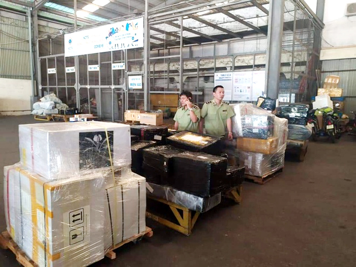 Bắt giữ lô hàng nhập lậu giá trị rất lớn tại sân bay Nội Bài - 1