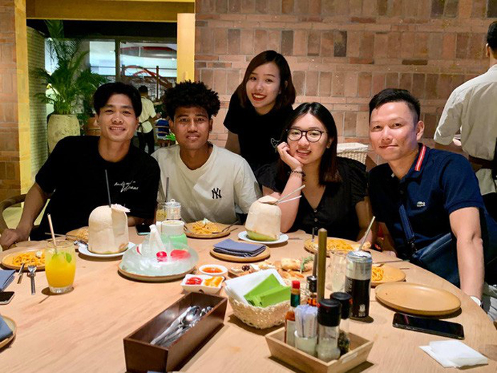 Hình selfie hiếm hoi Công Phượng để lộ vợ sắp cưới trên trang cá nhân - 2