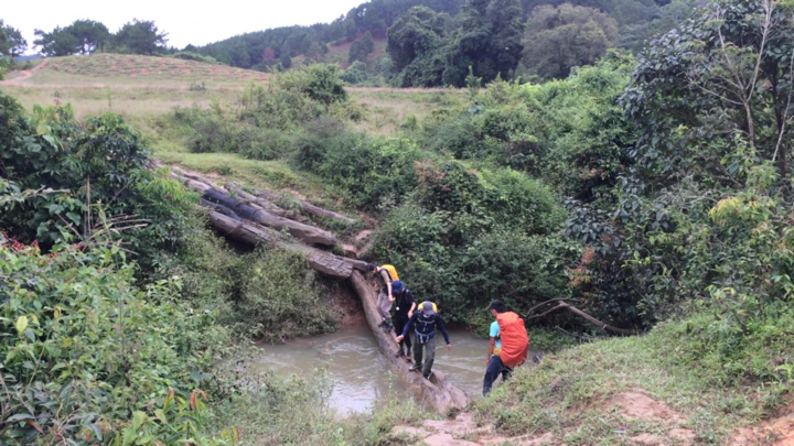 Cú chết hụt trên cung đường trek đẹp nhất Việt Nam - 16