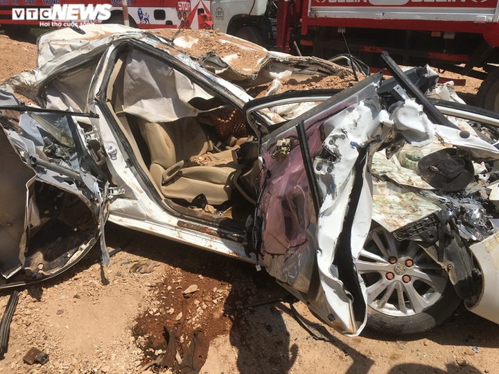 Xe 'hổ vồ' đè bẹp xe con khiến 3 người chết: Thông tin bất ngờ - 2