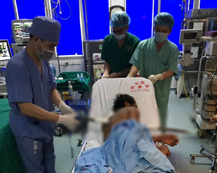 Cứu sống bệnh nhân bị xà beng đâm xuyên ngực - 1