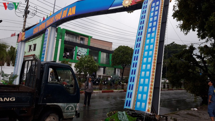 Sau cơn mưa lớn, cổng chào ở thành phố Dĩ An vừa làm xong đã đổ sập - 3