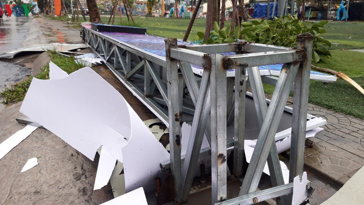 Sau cơn mưa lớn, cổng chào ở thành phố Dĩ An vừa làm xong đã đổ sập - 2