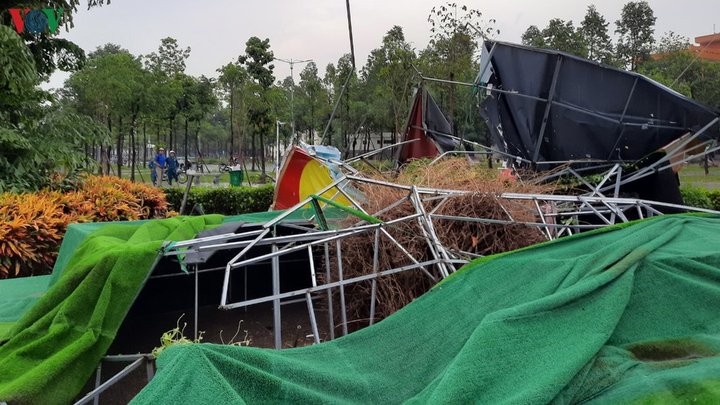 Sau cơn mưa lớn, cổng chào ở thành phố Dĩ An vừa làm xong đã đổ sập - 4